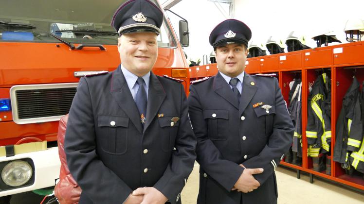 Silvio Melchin (links) trat vor acht Jahren als Wehrführer in die Fußstapfen seines Vaters. Sein neuer Stellvertreter Andreas Klose engagiert sich seit 22 Jahren in der Freiwilligen Feuerwehr Dechow.