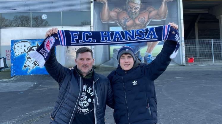 Nick Schweigert mit seinem Vater vor dem Ostseestadion