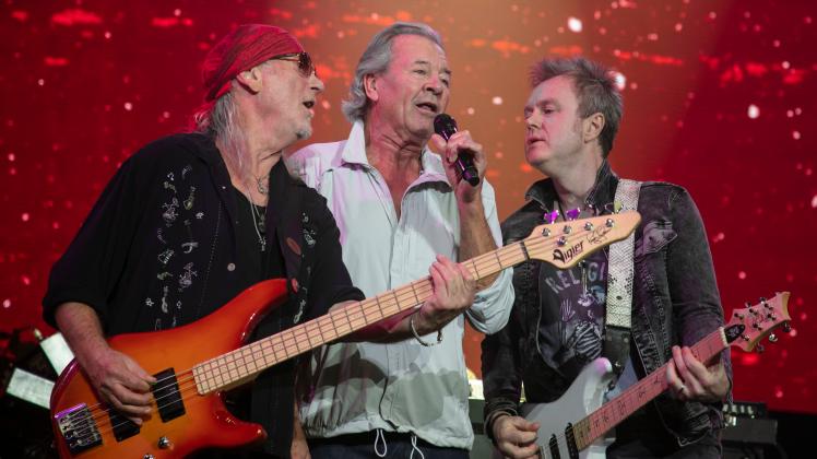 Roger Glover (Bass), Ian Gillan (Gesang) und Simon McBride (Gitarre) (L-R) auf der Bühne. Die Hardrock Legende Deep Purp