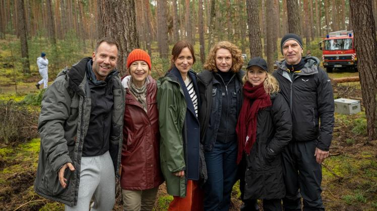 In Staffel 21 wird im Wald ermittelt, unter anderem von Lars Pöhlmann (Dominic Boeer), Dr. Helene Sturbeck (Katharina Blaschke), Karoline Joost (Nika Fuhrmann) und Paula Moorkamp (Stella Hinrichs), v.l. Soko Wismar