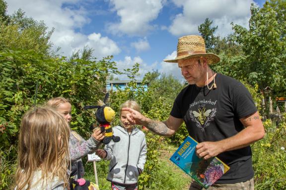 Bienenexperte Martin Troelenberg bei der Kinderführung auf seinem Imkerhof. Bienenexperte Martin Troelenberg bei der Kinderführung auf seinem Imkerhof.