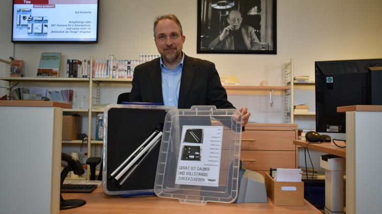Tilmann Wesolowski, Leiter der Uwe-Johnson Bibliothek zeigt eines der ausleihbaren „Dinge“.