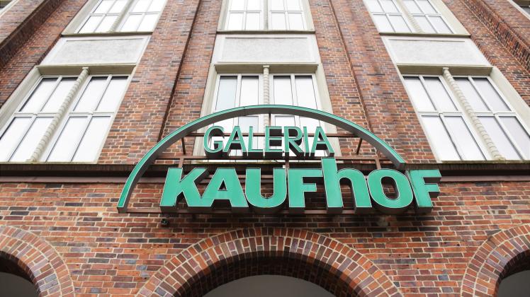 Aufatmen für 150 Beschäftigte: Das Galeria-Warenhaus in Rostocks Stadtmitte bleibt bestehen.