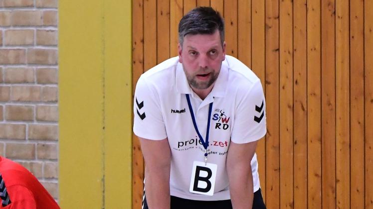 Nach seiner Zahn-OP wieder an der Seitenlinie: Westerrönfelds Trainer Philipp Petriesas.