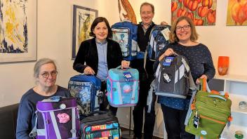 Kiwanis spendet Tornister und Rucksäcke für Kinder in und um Osnabrück. Mitgeholfen haben (von links) Rita Meschede, Andrea Streuter, Kurt und Kerstin Höfelmann.