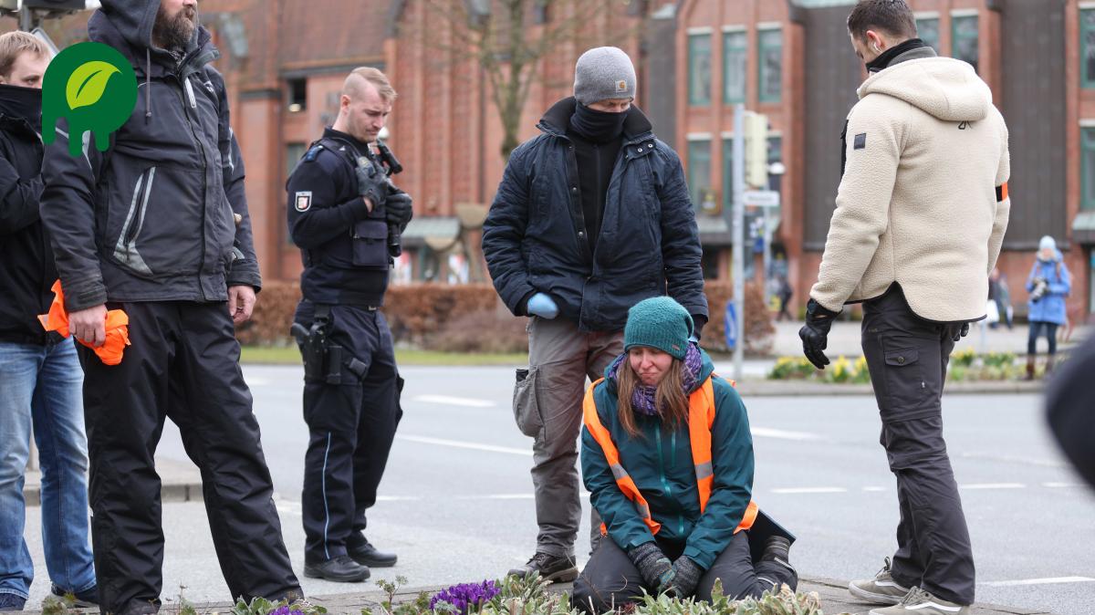 Polizei verhindert KlimakleberAktion am ZOB in Flensburg