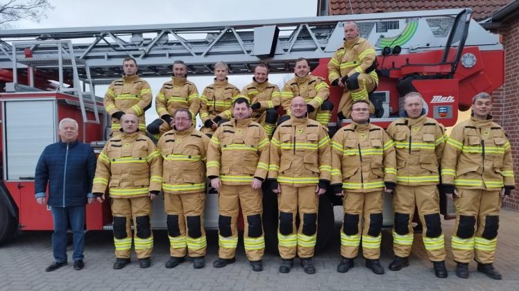 Stolz zeigt sich die Einsatzgruppe der Zarrentiner Feuerwehr in ihren neuen Einsatzanzügen. Einige nennen sie jetzt auch die „Goldjungs“.