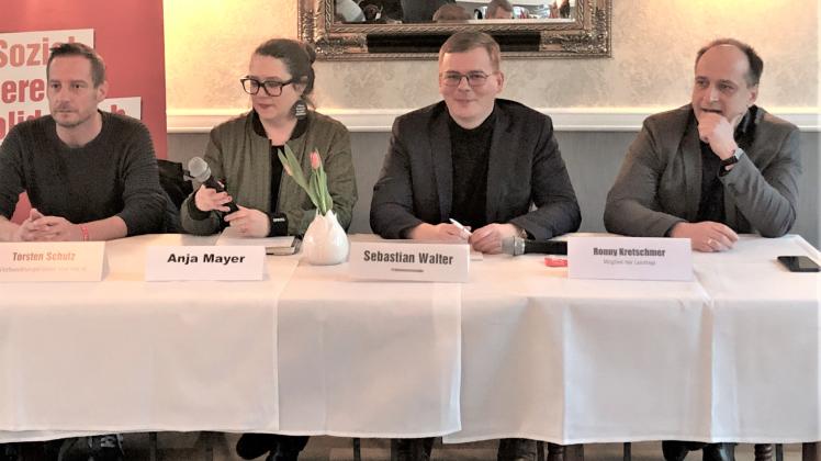 Linke-Fraktionschef Sebastian Walter (2.v.r.) diskutierte mit Bürgern aus Neuruppin und Umgebung bei der Kneipentour.