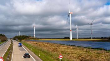 Windkraftanlagen, Windpark, Solaranlage, Photovoltaik Kraftwerk an der Autobahn A27, bei Langen, Niedersachsen, Energie