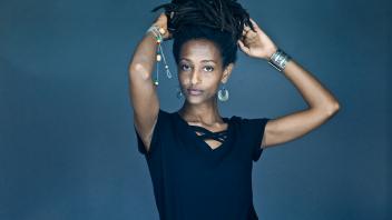 Sängerin Feven Yoseph studierte in ihrer Heimat Äthiopien Jazzmusik und singt sowohl auf Englisch als auch auf Amharisch.