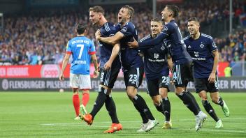 Torjubel 0-2 durch Moritz Heyer (Hamburger SV)3, es freuen sich v.l. Jonas Meffert (Hamburger SV), Miro Muheim (Hamburge