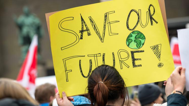Klimastreik von Fridays for Future zusammen mit der Gewerkschaft Verdi, Plakat Save our Future, München, Odeonsplatz, 3.