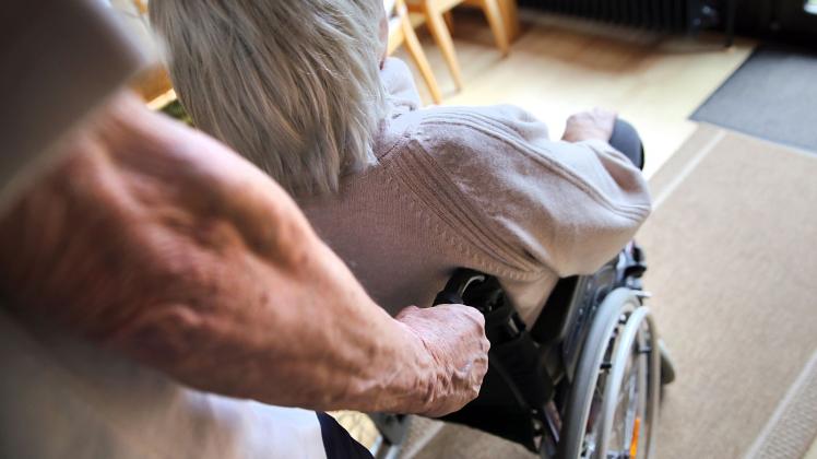 Eine pflegebedürftig, einer noch fit