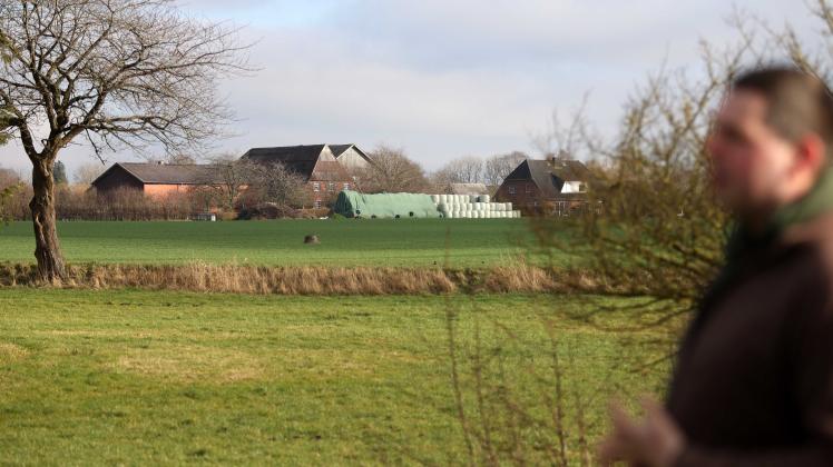 01.03.2023, Brügge. Buchwalder Chaussee 2, 24582 Brügge (bei Bordesholm)Landwirt wollte eine Fläche kaufen, Stiftung Naturschutz hat sie ihm weggeschnappt. Treffen mit FDP-Chef Oliver Kumbartzky und dem Landwirt Renke Plambeck --- Foto STAUDT