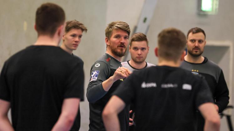 Der neue Trainer Nicolaj Andersson (3. v. l.) will mit dem HC Empor Rostock noch den Klassenerhalt in der 2. Bundesliga schaffen. Er gibt sich kämpferisch.