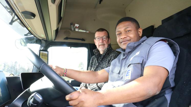 Ein neues Team im Lkw, der kenianische Fahrschüler Elefu Elefu mit seinem Fahrlehrer Sven Unger. In wenigen Tagen wird der Kenianer für Edeka im Norden im Einsatz sein.