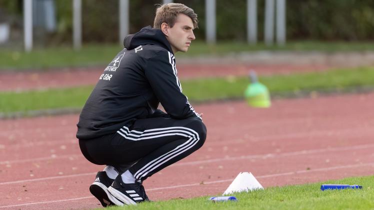 Frederick Asmussen, Trainer beim TSV Altenholz seit Sommer 2022, hat den Umbruch nach dem Oberligaabstieg bisher gut gemeistert. Der 23-Jährige wird auch in der kommenden Saison Coach der Randkieler sein. 
