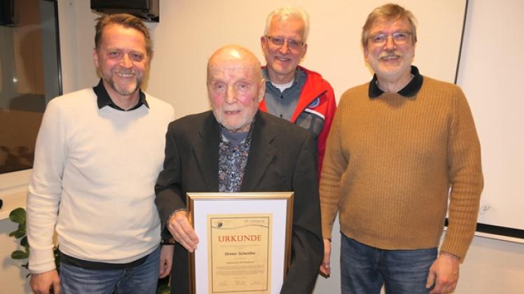 VfL-Geschäftsführer Uwe Hönke (von links nach rechts), Dieter Scheithe, Ulf Becker und Vereinsvorsitzender Carsten Lienau. 