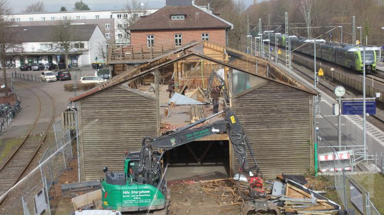 Derzeit wird die hölzerne Fahrradgarage am Bahnhof Tornesch abgerissen.