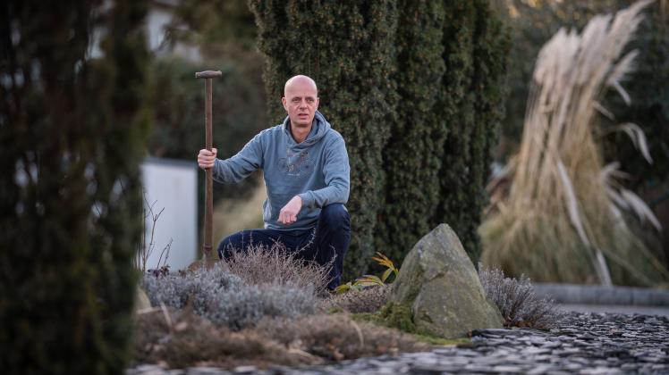 Grünen-Politiker Michael Labetzke aus Weddewarden in seinem Vorgarten. Foto: Hartmann