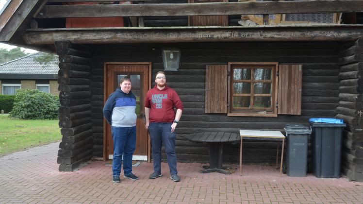 Auf neue Teilnehmer im Blockhaus in Lingen-Brögbern  freuen sich Phillip Haarmann (links) und Marvin Deffke.