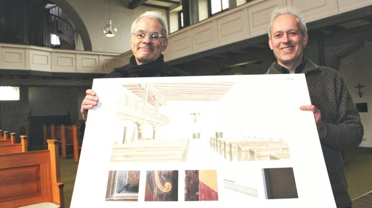 Pastor Albrecht Martins (re.) und Architekt Hanno Nachtsheim zeigen die Entwürfe der Kirchenraumumgestaltung und die entdeckten Malereien. 