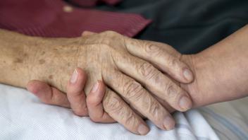 15 07 2010 Nordrhein Westfalen Deutschland Hospiz Die Hand einer Pflegerin haelt die Hand eines