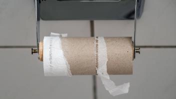 Düsseldorf 07.09.2022 Einkaufen Konsum Papiermangel Klopapier Toilettenpapier Klopapierrolle Hakle Zewa Toilettenpapier
