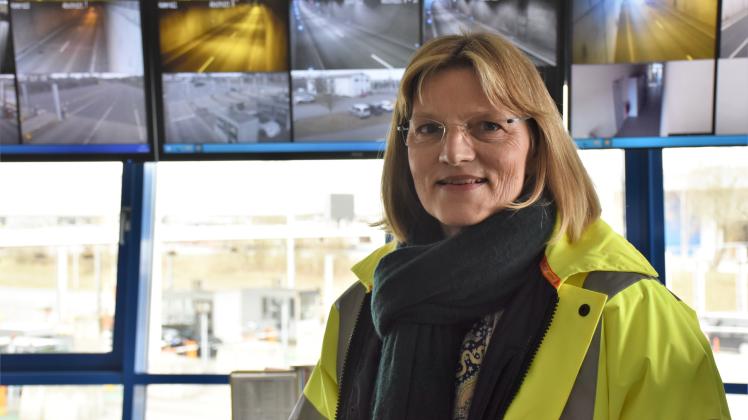 Im Kontrollraum des Verwaltungsgebäudes haben die Warnowtunnel-Mitarbeiter um Chefin Yvonne Osterkamp jederzeit alles im Blick.