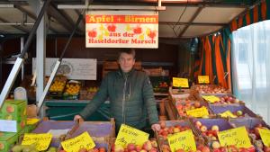 Sven Heinrich verkauft Obst auf dem Halstenbeker Wochenmarkt