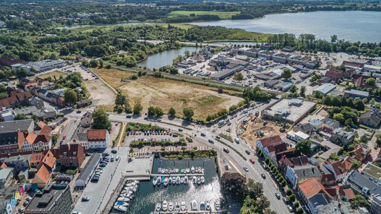 Die Nooröffnung liegt zwischen Hafen, Windebyer Noor, Noorstraße, Reeperbahn und Schulweg. Das zentrale Areal bekommt eine neue Wasserfläche, rundherum wird gebaut.