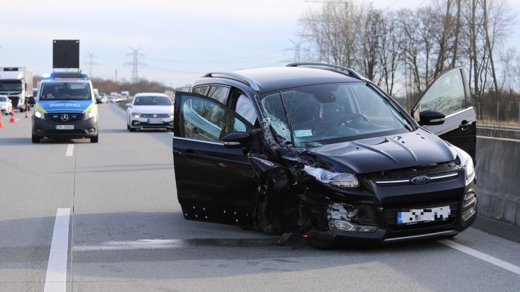 Unfall auf der A7 bei Kaltenkirchen: Der Ford hatte nach dem Unfall einen Totalschaden.