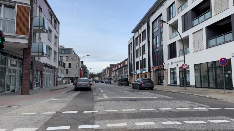 Die Hamburger Straße in Ahrensburg soll umgestaltet werden. Das Vorhaben musste jedoch vorerst gestoppt werden. 