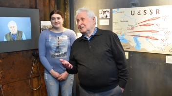Ein Zeitzeuge, der viel zu erzählen hat: Harry Hägelen und Geschichtsstudentin Anna Blum im neuen Ausstellungsbereich im Stadtmuseum über die Spätaussiedler aus Russland.