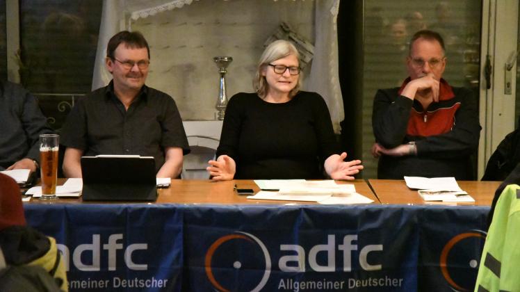 Neumünsters ADFC-Vorsitzender Kurt Feldmann-Jäger (links) saß mit Stadtbaurätin Sabine Kling und Moderator Ulf Döhring auf dem Podium.