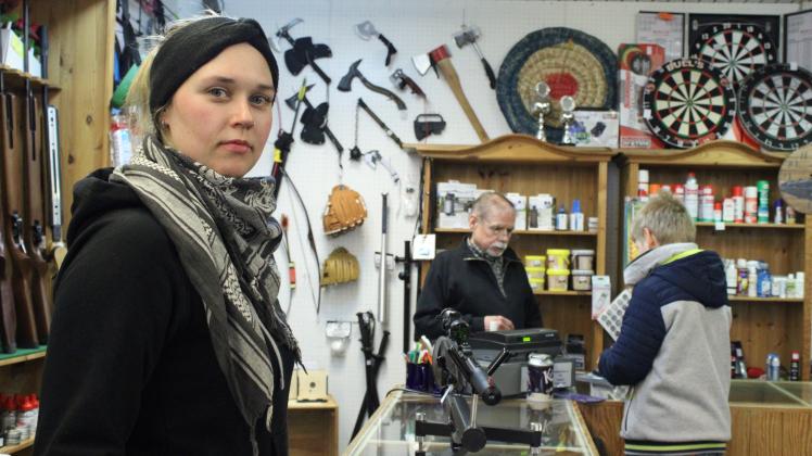 Filialleiterin Denise Kersting verkauft im „BW-Laden“ auch Waffen, für die man einen kleinen Waffenschein benötigt. 