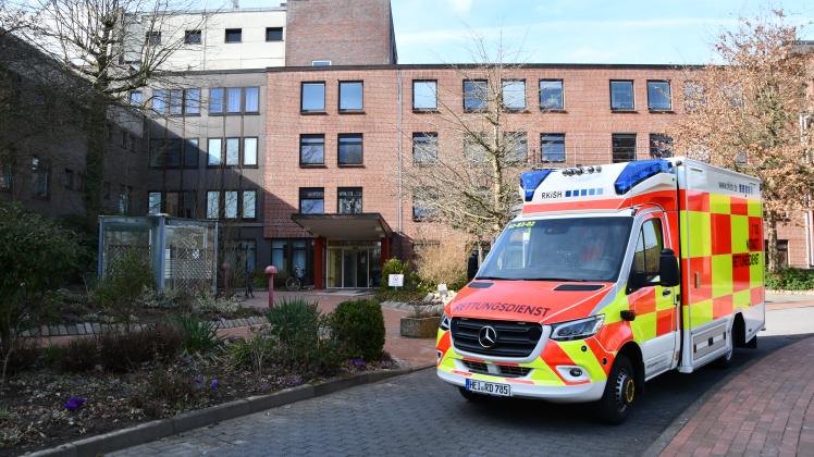 Krankenwagen vor der Imland-Klinik Eckernförde: Die drohende Schließung der Klinik ist abgewendet.