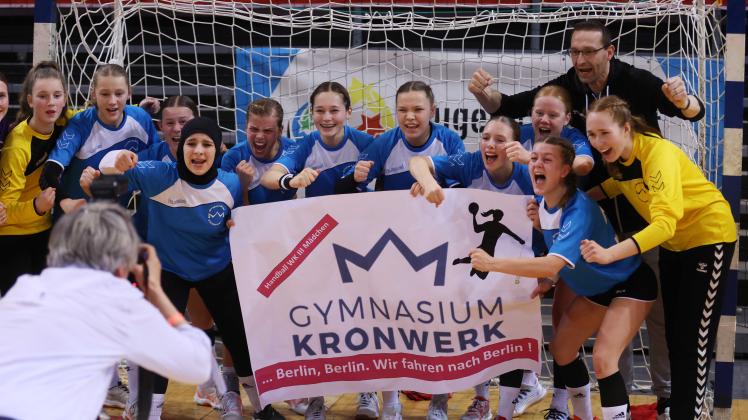 Wir fahren nach Berlin! Ausgelassen feiern die jungen Handballerinnen des Gymnasiums Kronwerk aus Rendsburg ihren Titel.