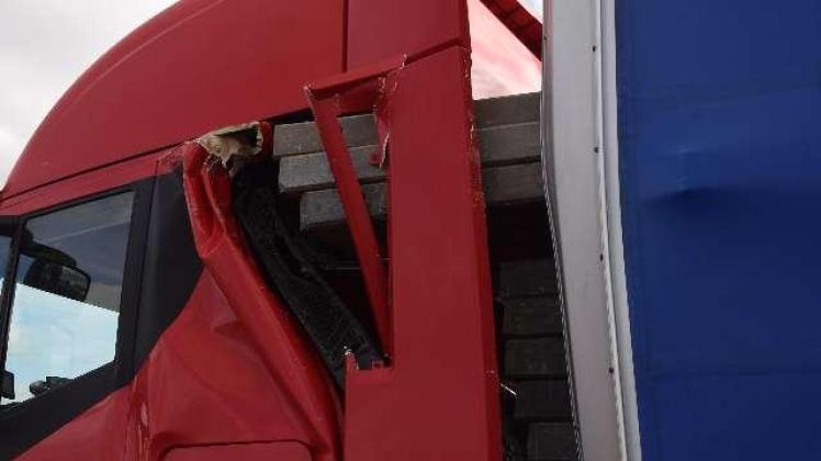 Die Fahrerkabine eines polnischen Lastwagens ist bei einem Bremsmanöver auf der A 30 in Emsbüren durch die eigene Ladung schwer beschädigt worden.
