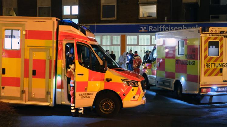 Gegen 20.30 Uhr wurde der Rettungsdienst und die Polizei zu einem Einsatz in die Süderstraße in Harrislee mit Verletzten gerufen