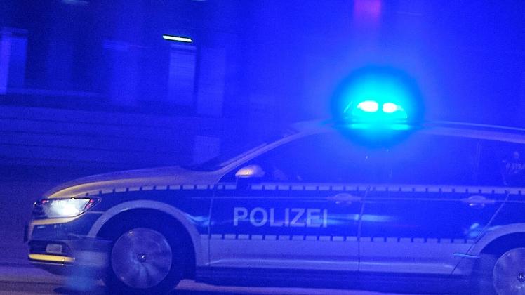 Hamburg, 31.10.2022 Ein Streifenwagen der Polizei ist in der dunklen Nacht mit Blaulicht in der Stadt unterwegs. Hamburg