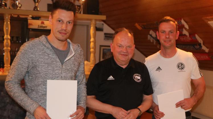 Erfolgreiche Einheit-Trainer im Nachwuchsfußball: Denny Feilke (l.) und Mathias Steffen erhielten von Dieter Puhle vom Fußballkreis Prignitz-Ruppin die DFB-Ehrenamtsurkunde.