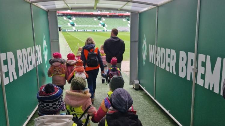Die Kinder durften durch den Spielertunnel ins Stadion gehen.