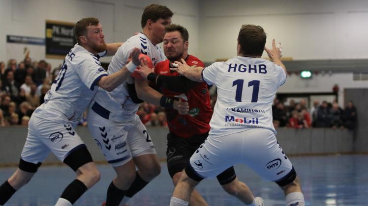 Arne Schneider (TSV Ellerbek, 2. von rechts) gegen Bo Matussek (HG Hamburg-Barmbek, links), Max Dede (HG Hamburg-Barmbek, 2. von links) und Timon Kaminski (HG Hamburg-Barmbek, rechts)