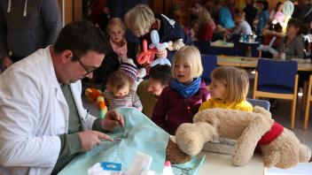 Nicht nur Oberarzt Dr. Martin Bader kümmerte sich bei der Teddy-Sprechstunde in Hagenow rührend um das Wohl der Kuscheltiere. Sehr aufmerksam beobachtet von vielen Kindern.