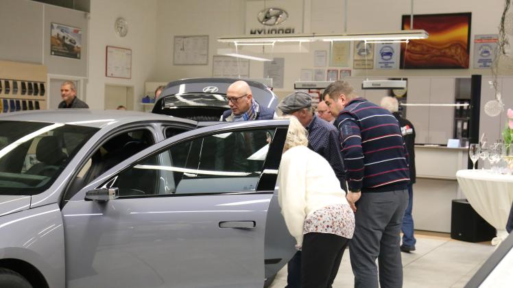Elektroautos sind längst konkurrenzfähig, hier sehen sich Kunden das neues E-Auto der Marke Hyundai bei dessen Vorstellung in Hagenow an.