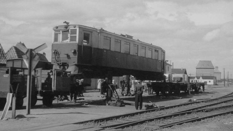 Nach dem Ende der Kreisbahn wurde der Flensburger Triebwagen  an eine Kleinbahn in Ostfriesland verkauft. Hier wird erfür den Transport verladen.