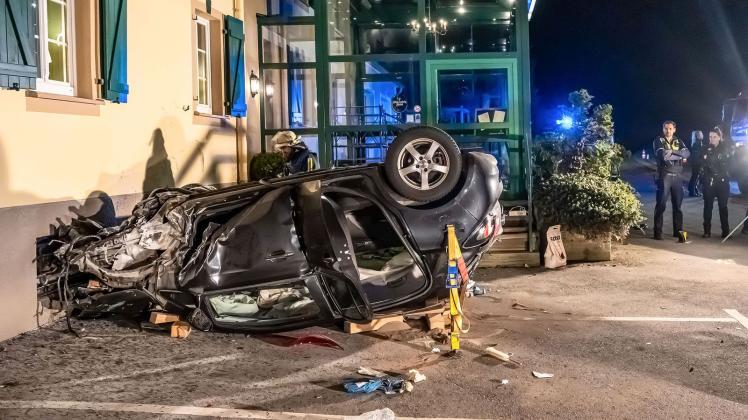 Auto kracht gegen Restaurant - Fahrer schwer verletzt