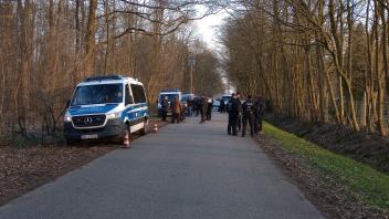 Am Baumschulenweg in Neumünster führte die Polizei eine große Kontrolle durch. Durchsucht wurden die Mitglieder einer Rockergruppierung.