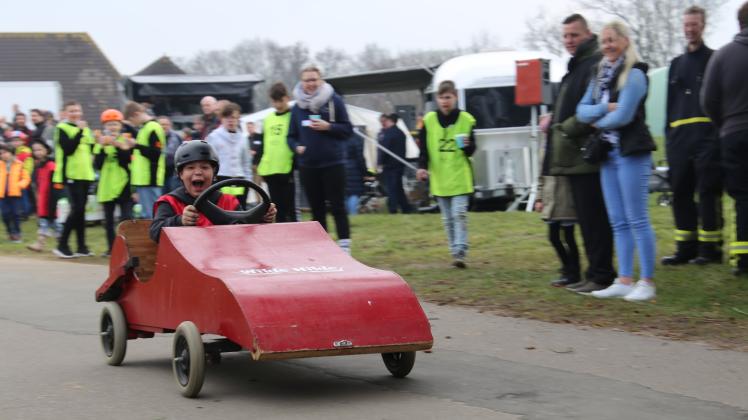 Über 50 Starter gingen beim 6. Seifenkistenrennen in Lindhöft auf die Rennpiste. Hier lenkt Dario die „Wilde Hilde“.